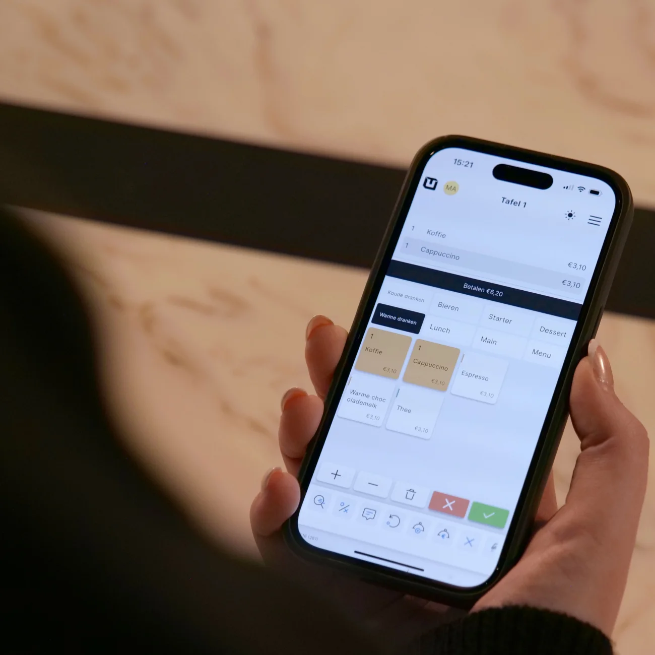 Enkelt og overkommeligt POS-system til hotel- og restaurationsbranchen og detailhandlen